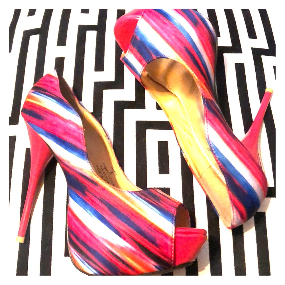 Brand new, fuschia platform heels from deb